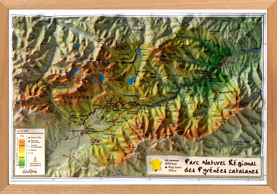 Carte en relief des Pyrénées catalanes avec son cadre 